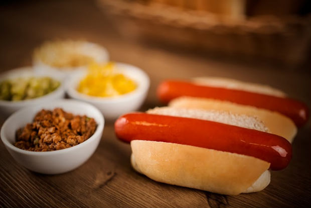 Prato  formado por dois mini hotdogs com salsicha Viena de oito centmetros e dois itens adicionais (Divulgao)
